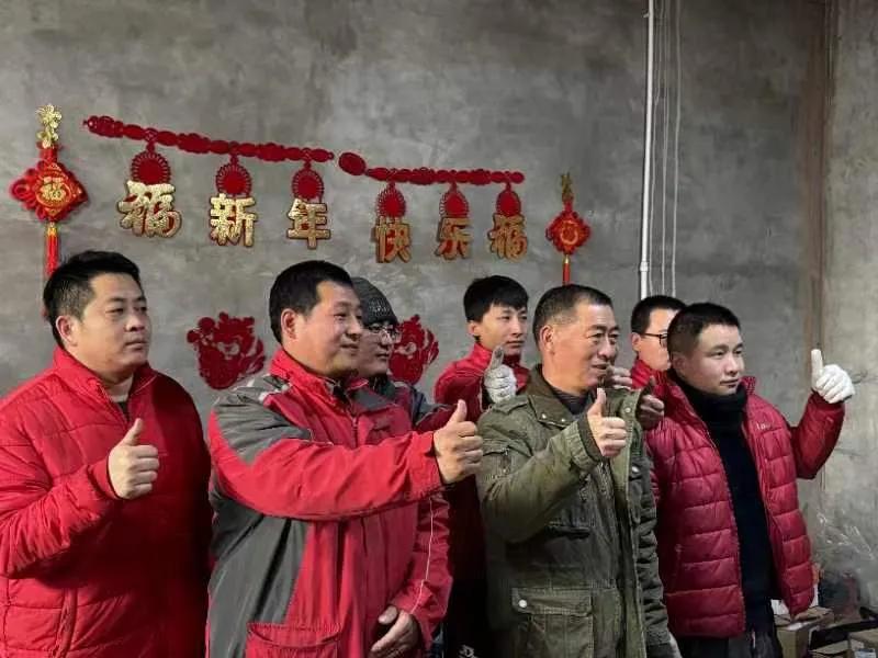 随着京东年货节的热烈开启，我们看到了快递员们的忙碌身影。

在这背后，有着一个特