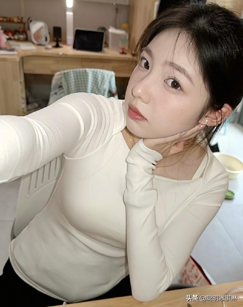 元气少女宿舍自拍，清新自然，白色上衣搭配，居家氛围满满！