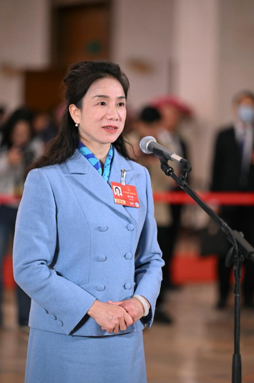 【专访走上“代表通道”的中学校长黄花春：#让心理检查像体检一样常态化#，消除“病