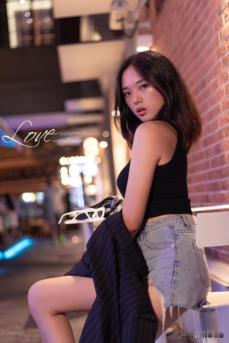 南京西路的"惊魂"三分钟

前两天路过南京西路某宾馆门口，迎面走来一姑娘——真不