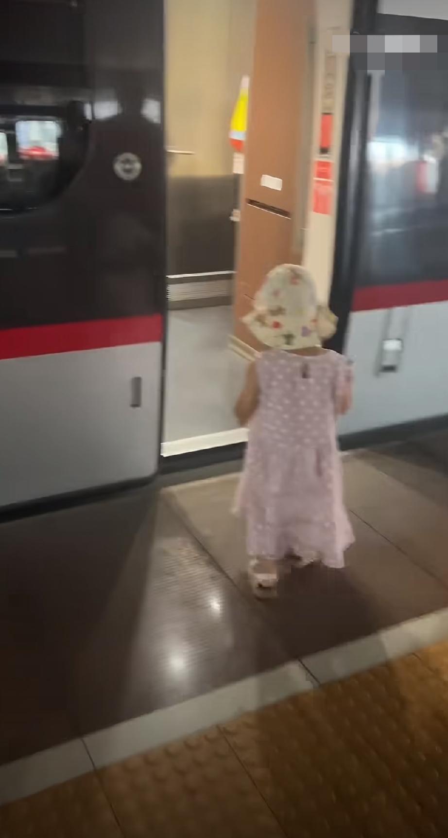 宝妈举着手机拍摄，让女儿独自上车，孩子不慎跌落到高铁与站台之间的缝隙，旁边工作人