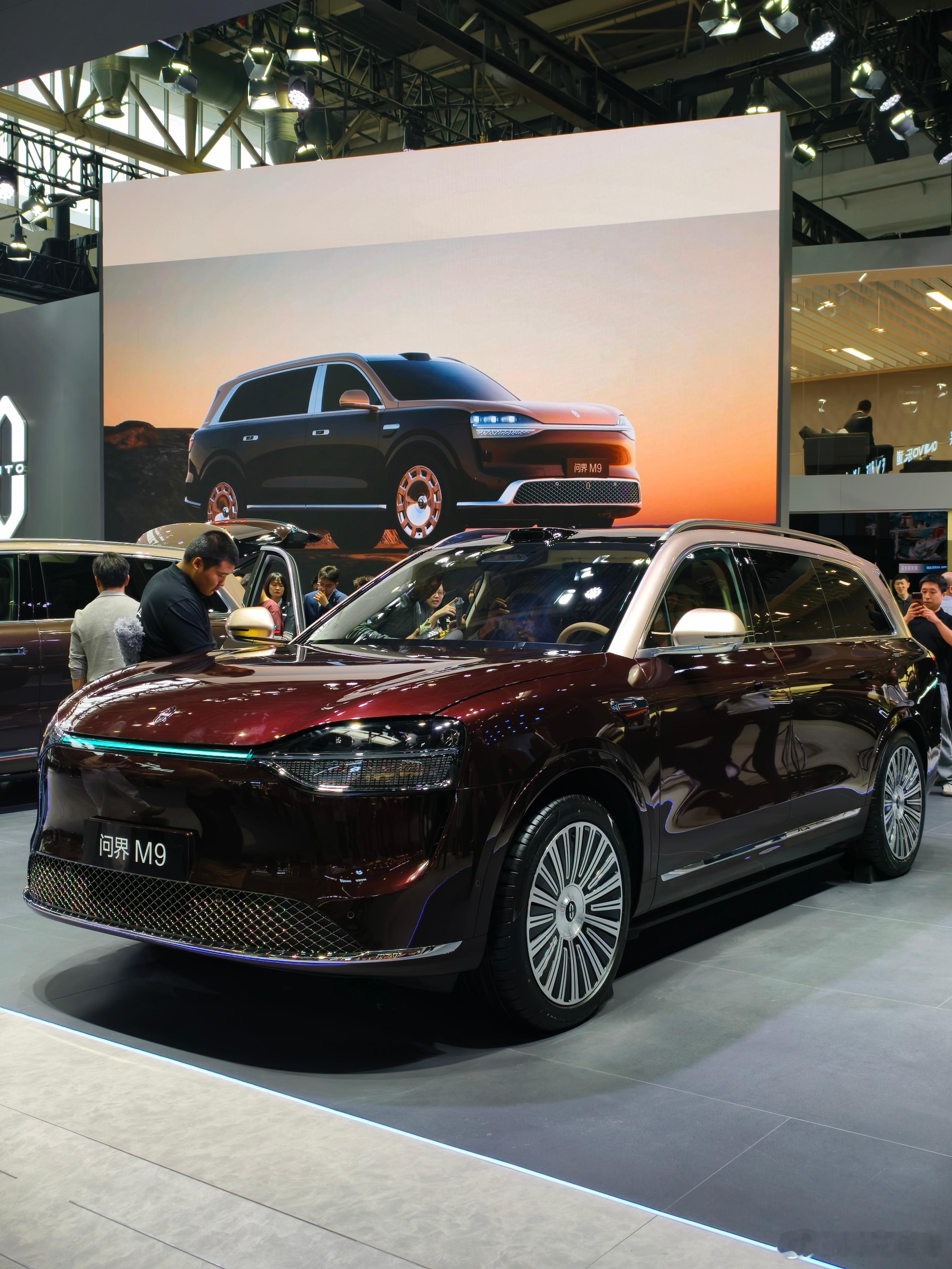 问界新 M9 也属于大面上变化不大，但是气质提升不少的车。展台上刚好两款都有 A