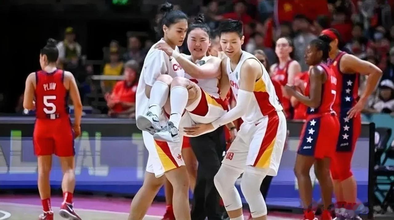 中国女篮现役被伤病吞噬的4位国手：

1、李月汝——  中锋  
2、杨力维——