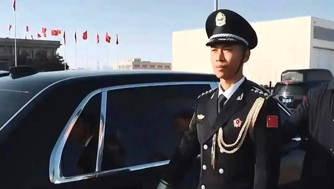 韩国政客倒下时，中国人想起许三多。
刀子扎进脖子那一秒，他没捂伤口，先抬手稳住人