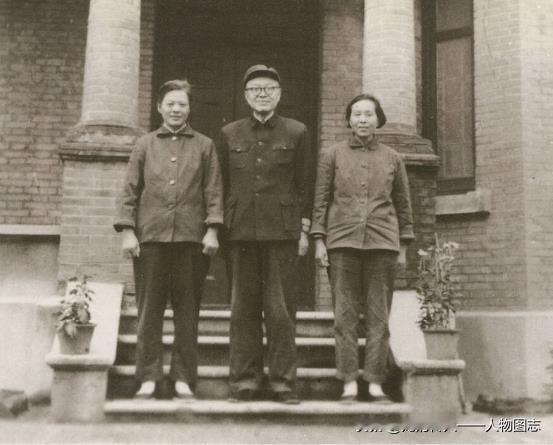 张闻天同长女维英(右)、二女引娣(左)1975年在无锡住所。维英长期在农村，引娣