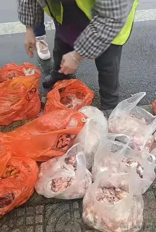 【疑似年货遭遗弃事件当事人发声：长途拥堵致食品难保鲜】近日，一则子女将父母精心准