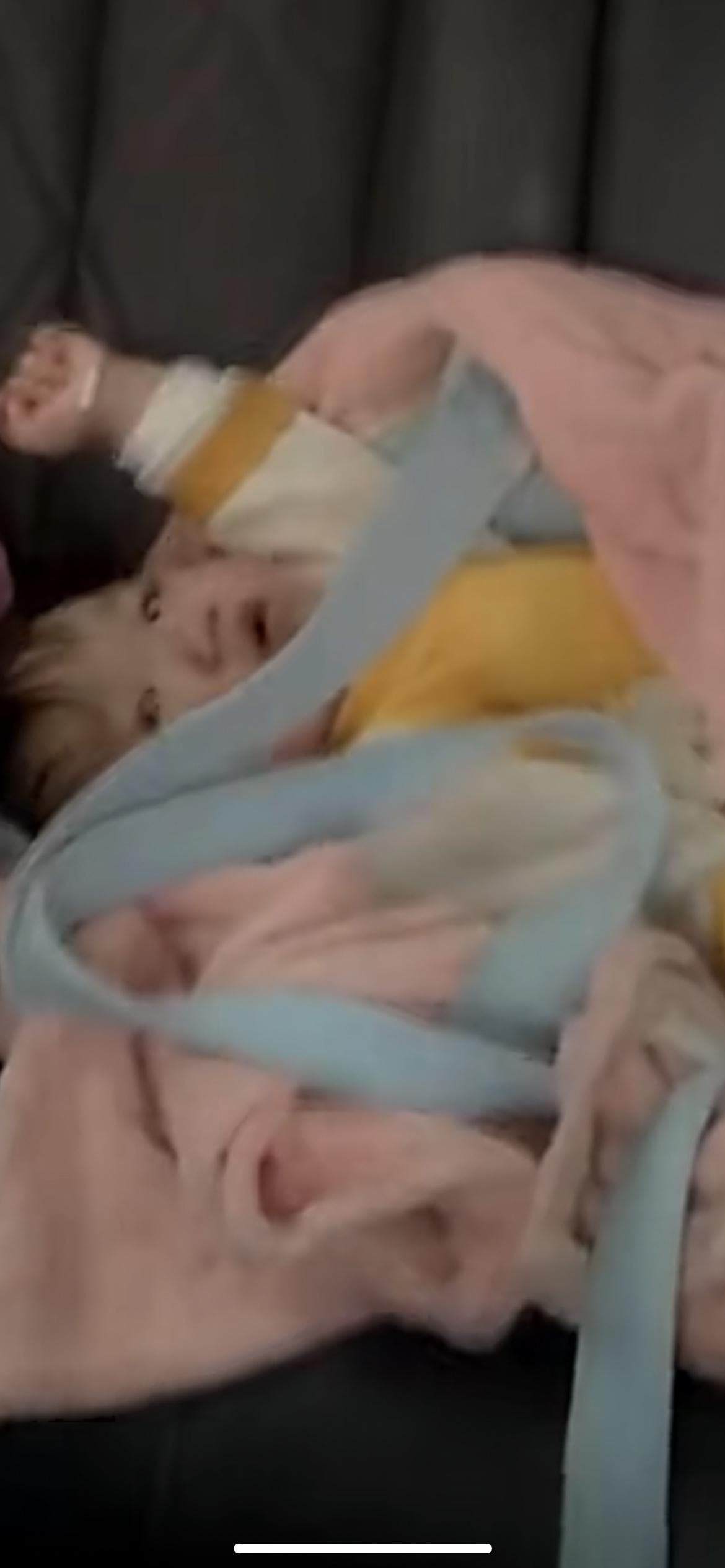 4月8日福建，网约车司机将女乘客送到地点，结果女乘客将孩子落在车上。“掉小孩子的