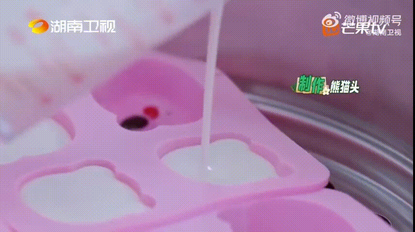 靳梦佳把昆凌照顾得好好 节目里这段互动越看越心动，靳梦佳观察力超强，一眼捕捉到独