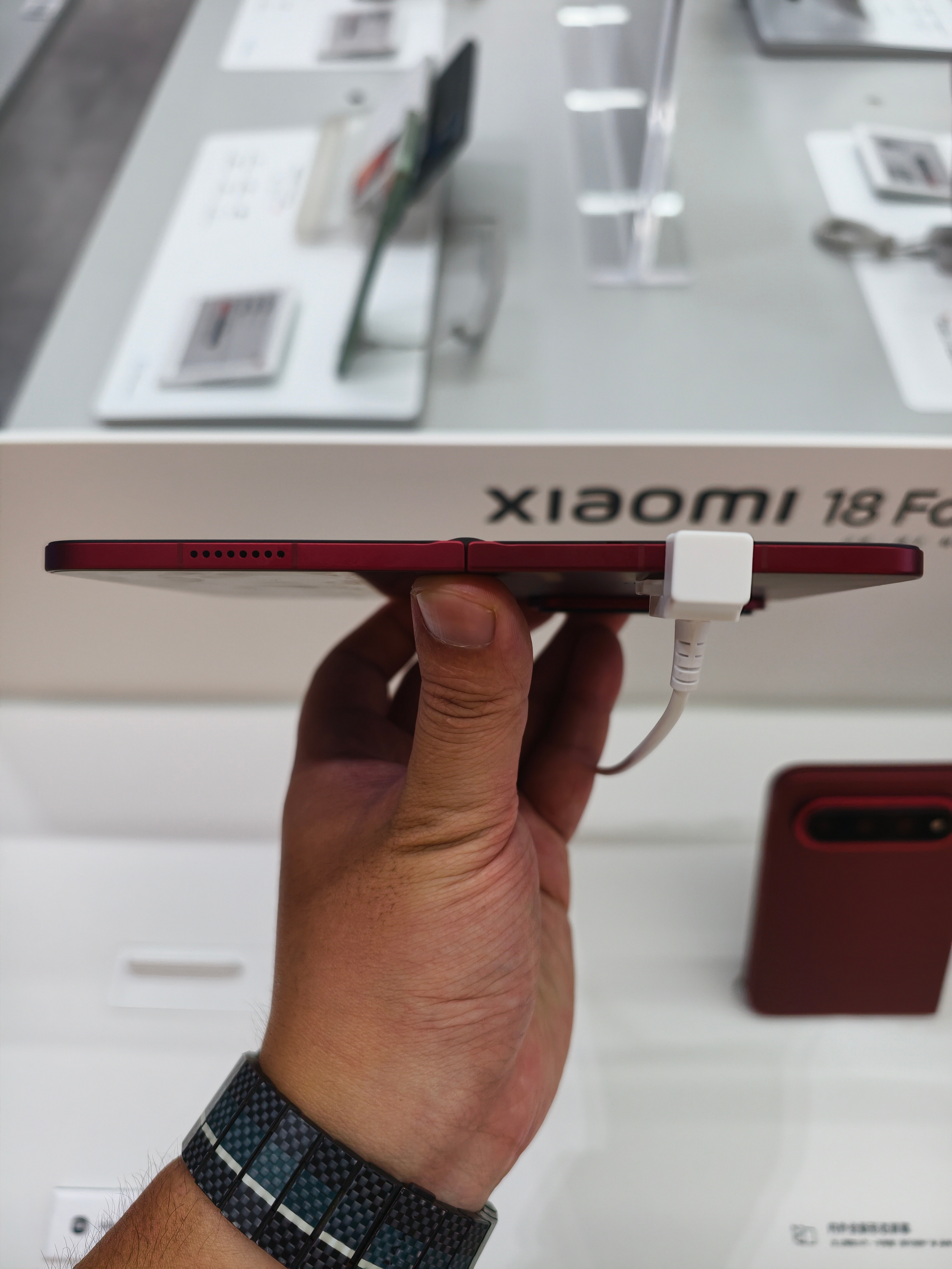 去店里边感受了一下小米 18 fold 也算是提前上手了 iPhone Duo不