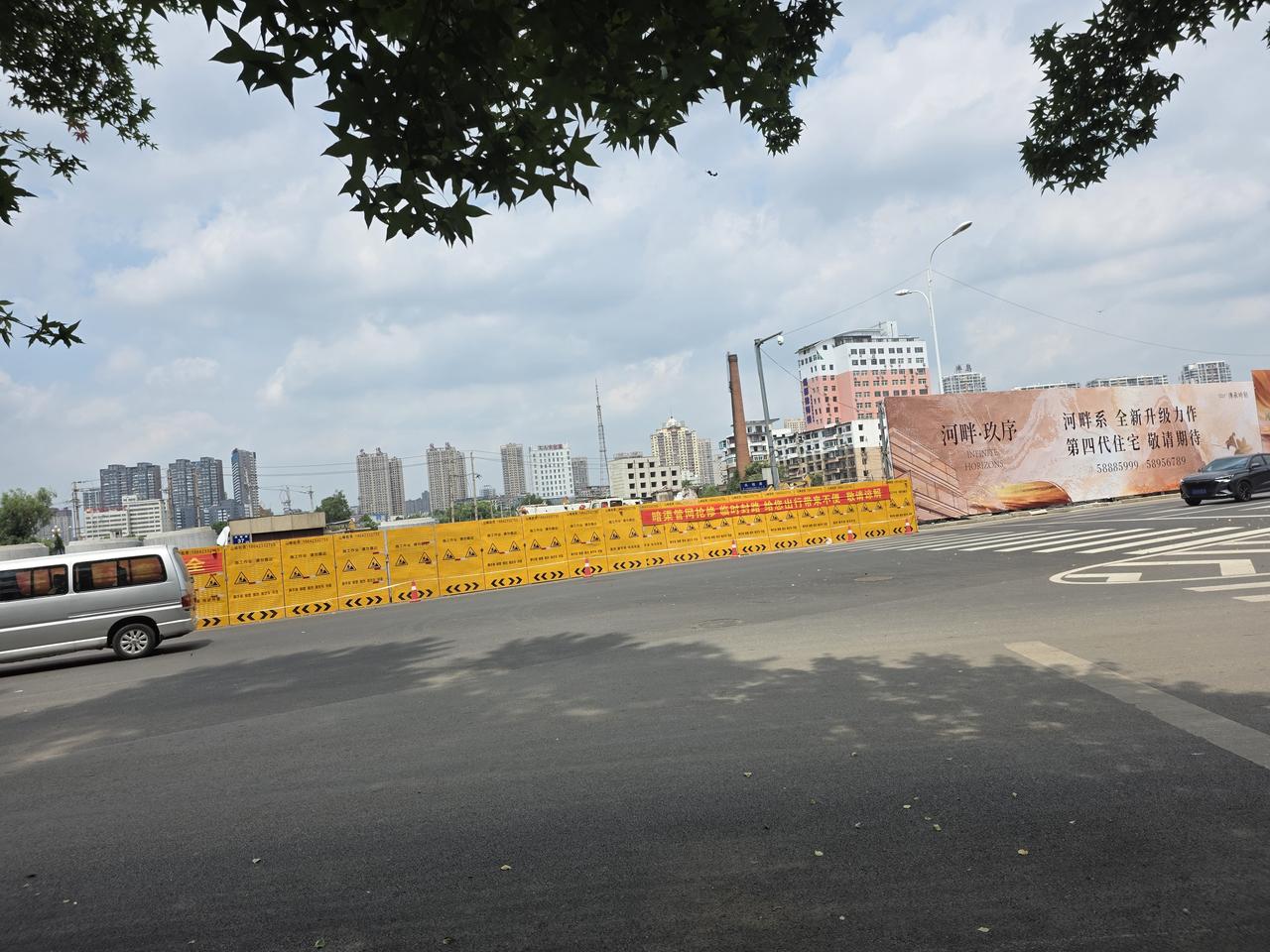 抚顺市二十二中学与教师进修学院的大楼拆除后，可直接望见河北。
这两所学校承载着众