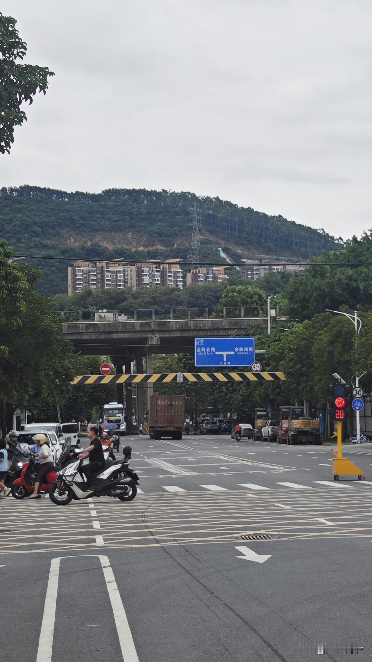 黄山鲁大工程，看这样样子是在搞那个步道吗？应该是吧，因为从大涌路位置看是登山路那