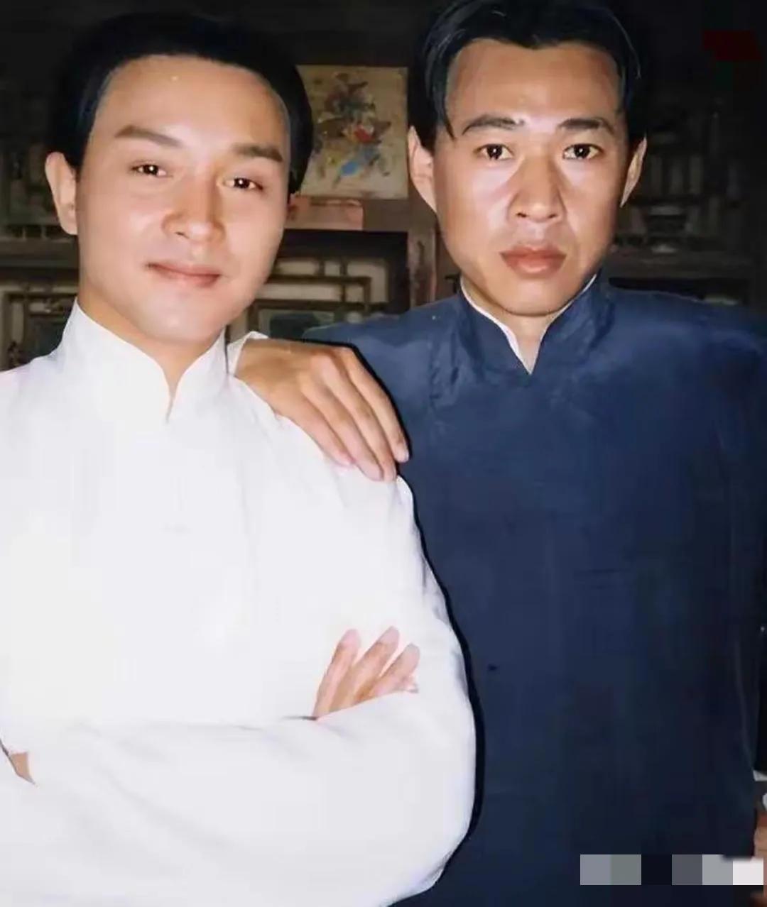 2010年拍摄《霸王别姬》时张国荣和张丰毅的一张合影，两人真的是顶配版，张国荣阴