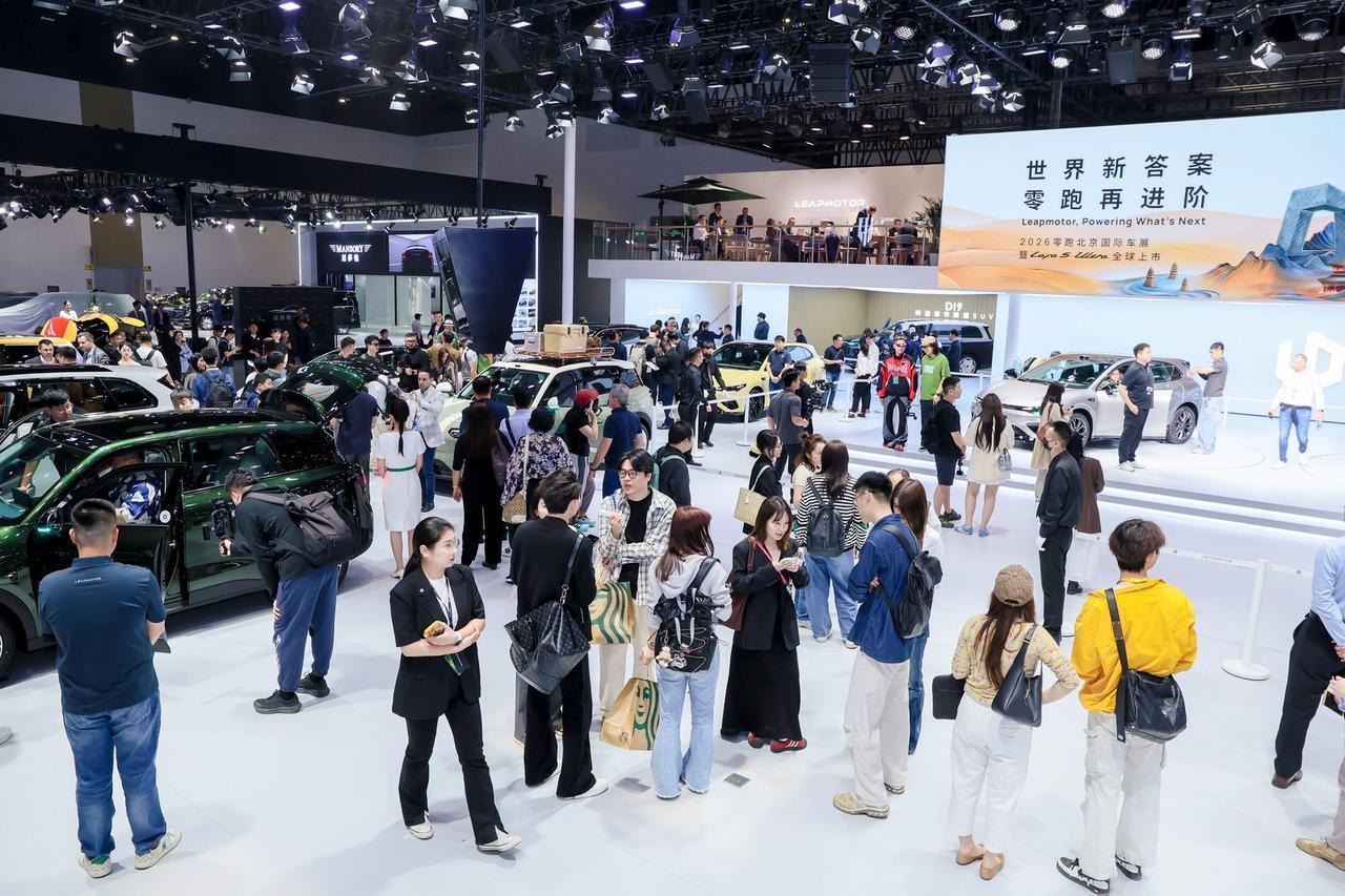 从上海到北京，零跑的每一步都算数
2025上海车展，零跑展台上的外媒是“发现者”