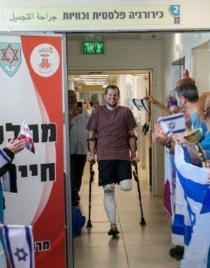 入侵黎巴嫩南部的以色列国防军少校博阿兹·塔马姆被黎巴嫩真主党做了截肢手术。