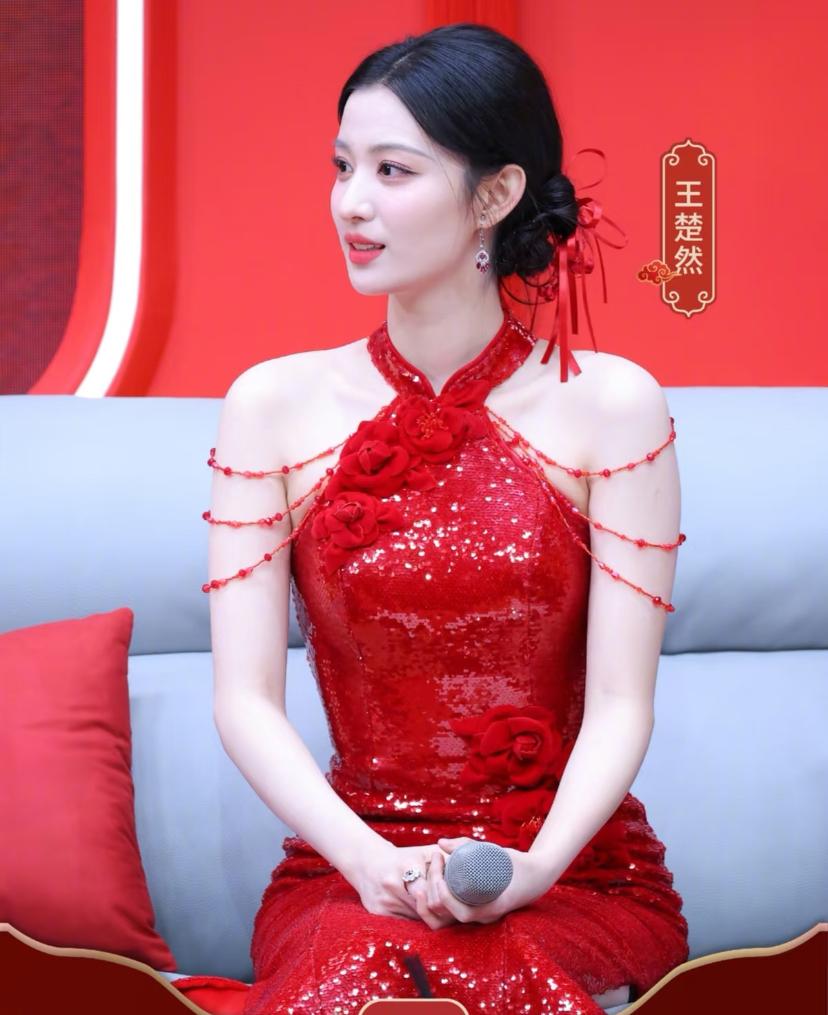 王楚然穿这件礼服上春晚，真是越看越别扭。
礼服本身设计确实好看，艳丽的风格加上凸