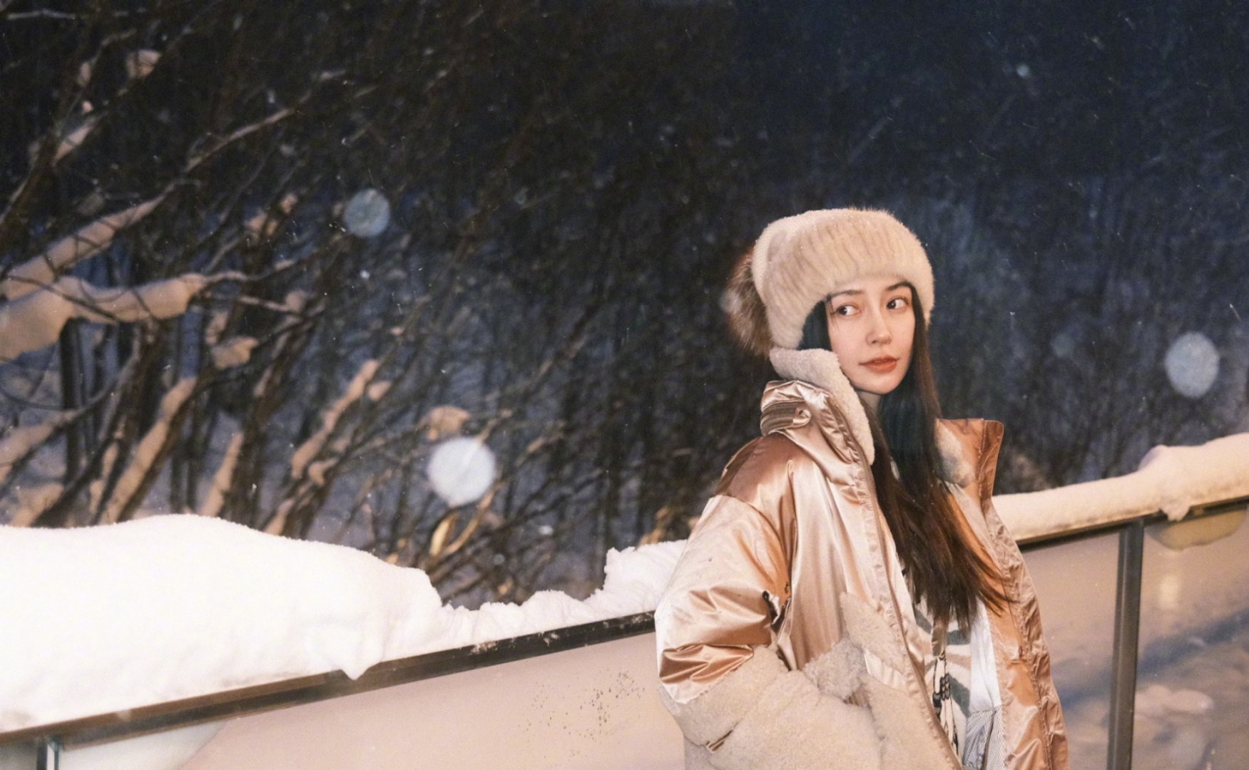 angelababy angelababy 时间予我千万种满心欢喜，沿途逐枝怒放