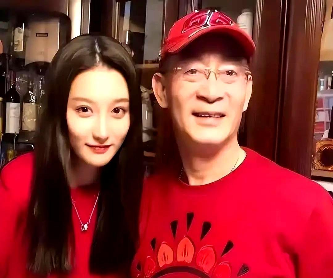 “六小龄童急哭”上热搜，结果评论区吵翻天。
 

34岁女儿章同童，留学归来，年