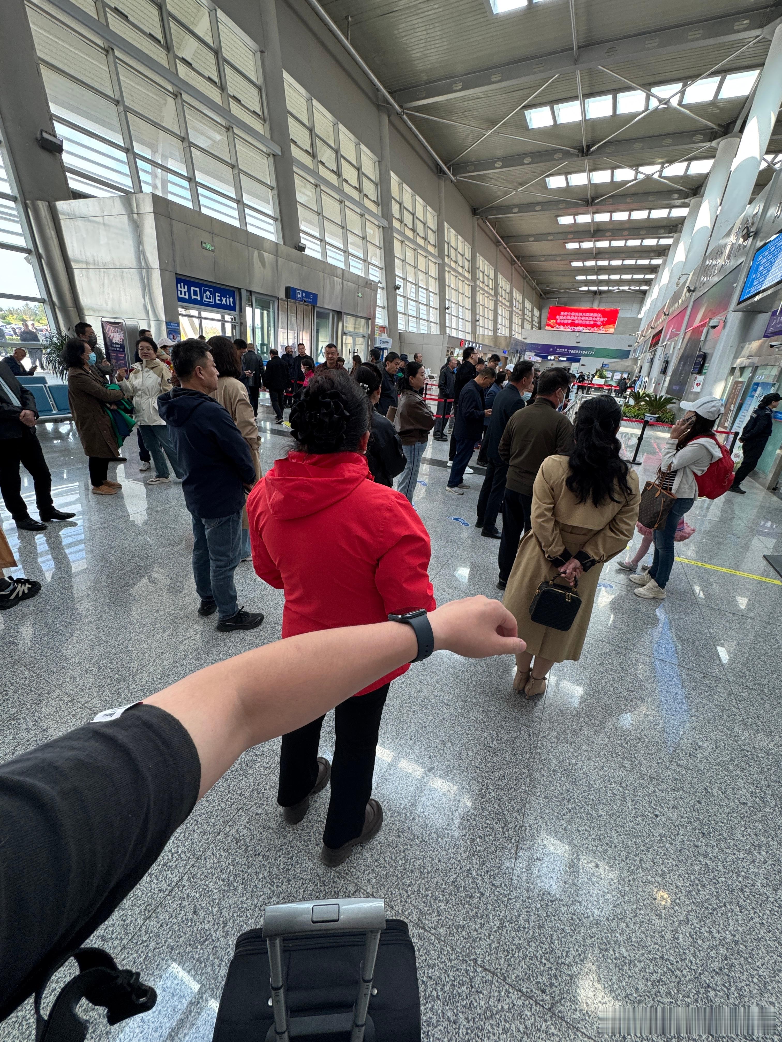 就我一个人是短袖，是不是应该套上一件？要不然显得不合群？[笑cry]  ​​​