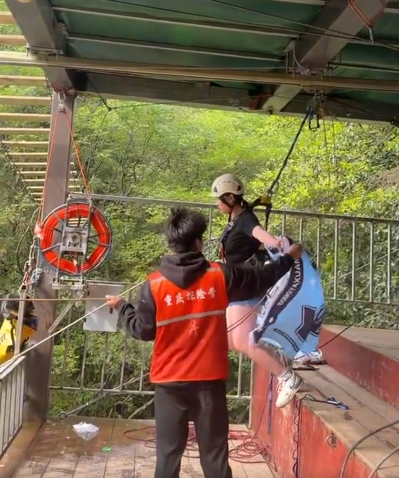 女子坠亡悬崖秋千摆弧300米  高风险游乐项目这几年出事并不少了，25年的51期