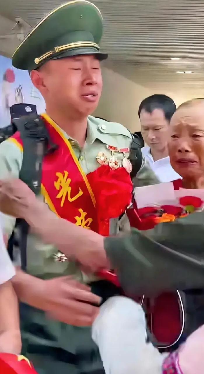 “上人民日报了！”广西柳州，男子当兵12年退役回家，没想到，父母已早早在车站等他