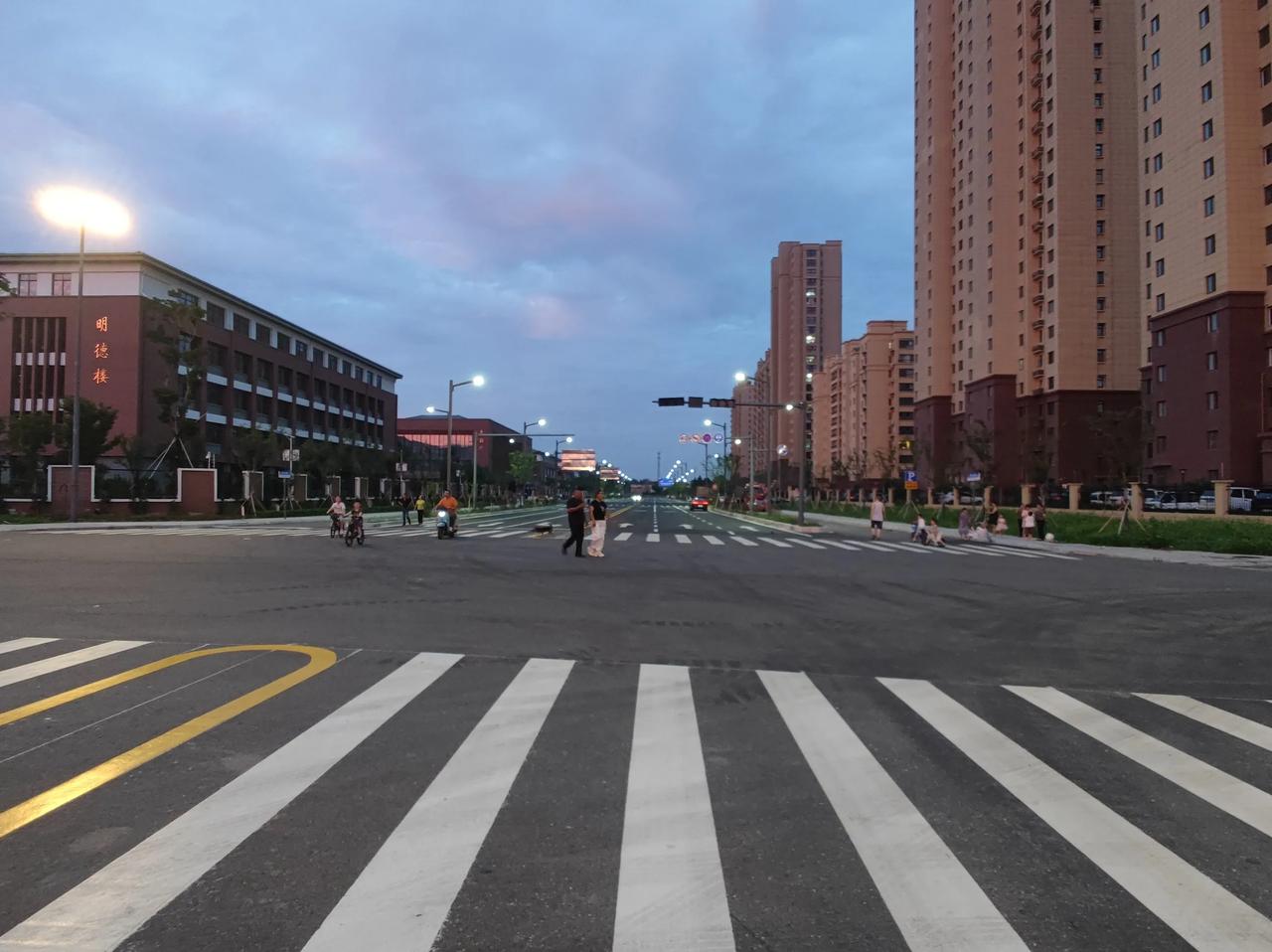 夏日生活打卡季城市生活令人向往，宽阔的马路，干净整洁又漂亮，可就是缺少田园风光。