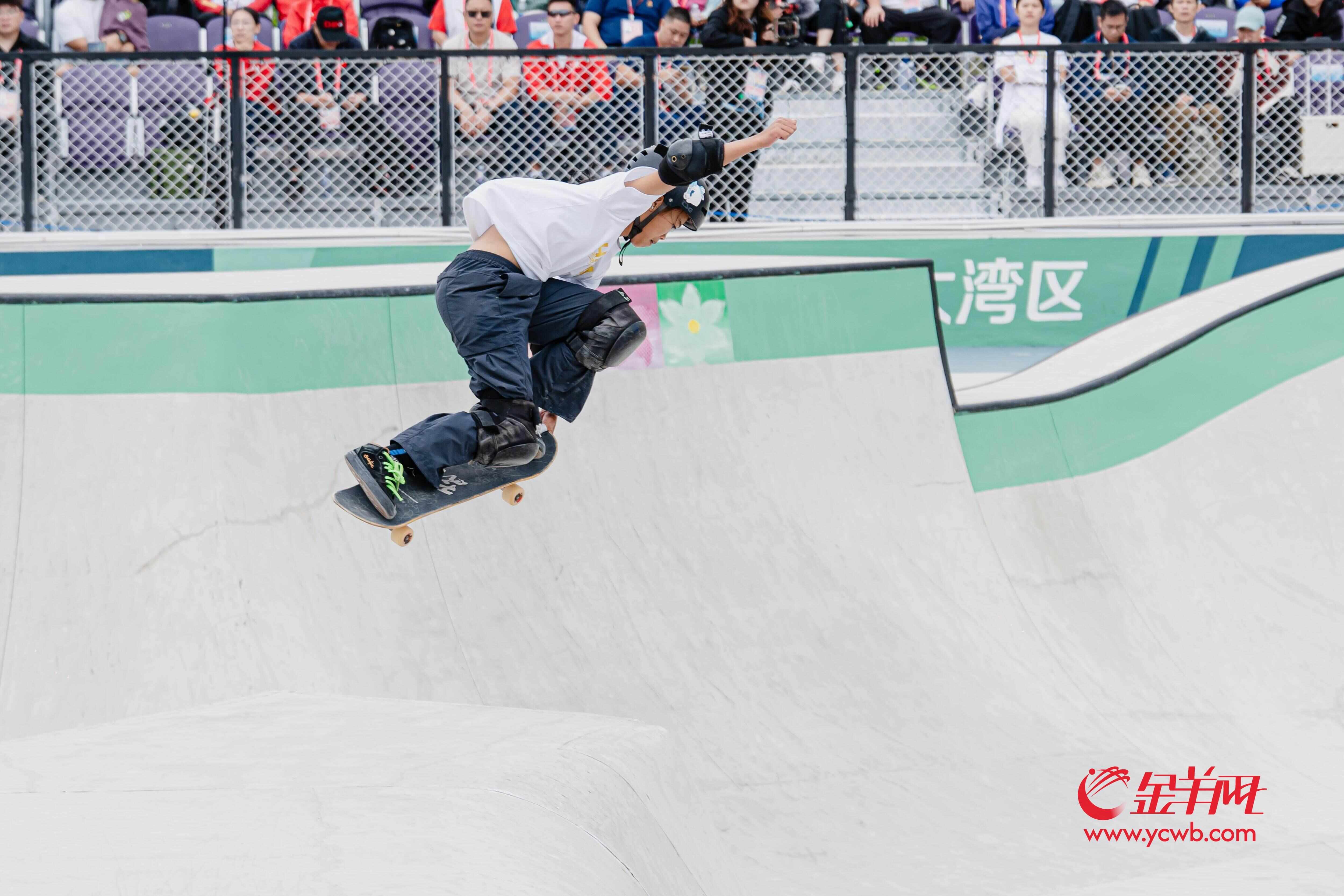 13岁“小孩姐”邹明珂全运会首秀夺金