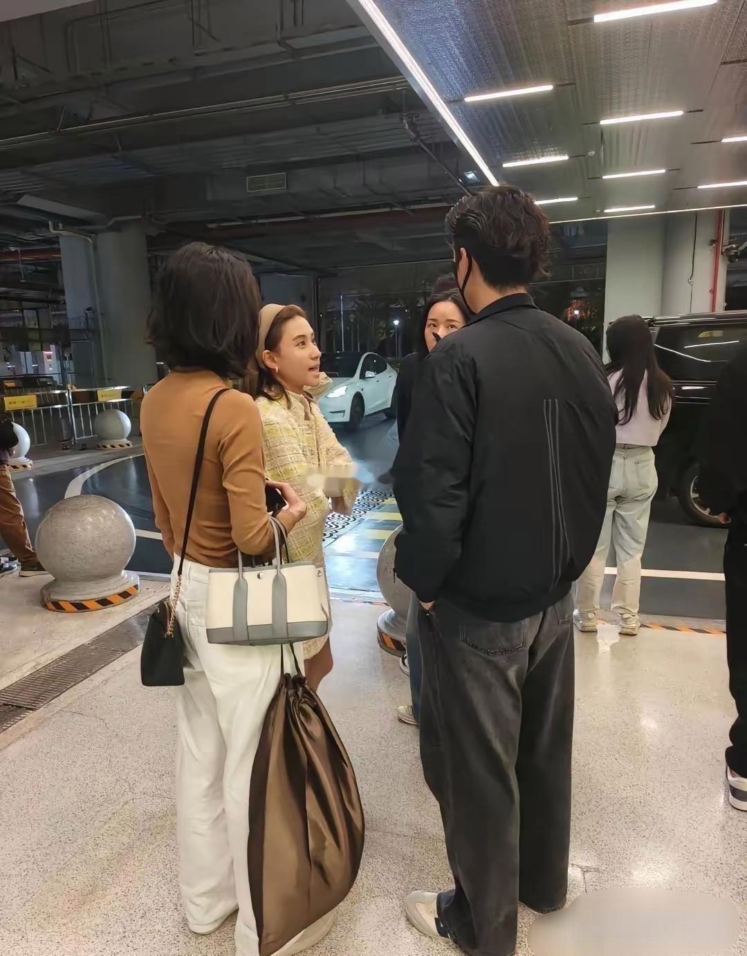赌王千金何超莲在澳门被⁠偶遇，35岁的她瘦瘦小小，虽然一‏﻿身‎名‌牌，但总感觉