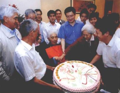 2005年10月，荣毅仁和夫人杨鉴清70周年婚庆在无锡家中举行。