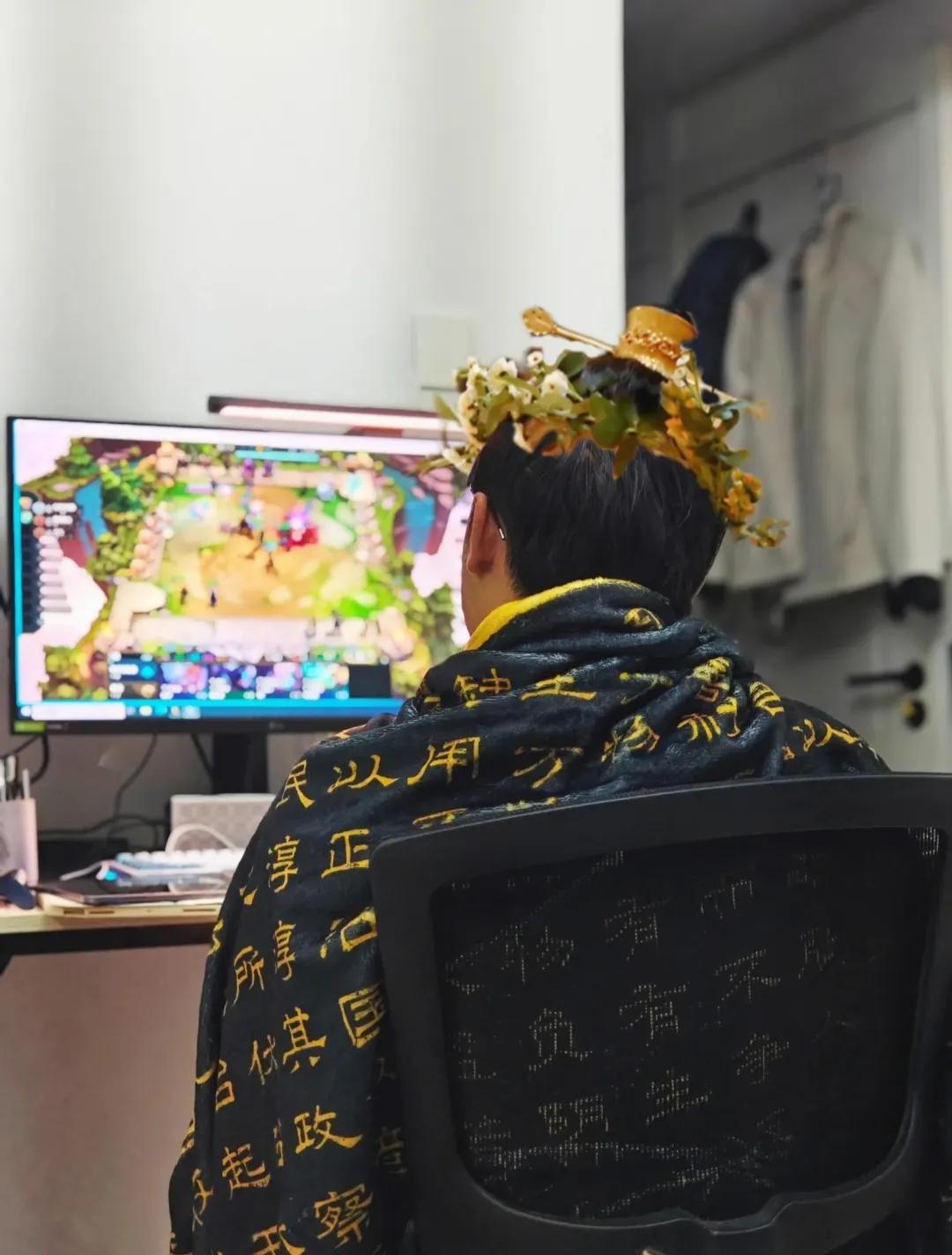 表弟下班之后这个样子正常吗？
身上披个写满道德经的毛毯，嘴里念着“练得身形似鹤形