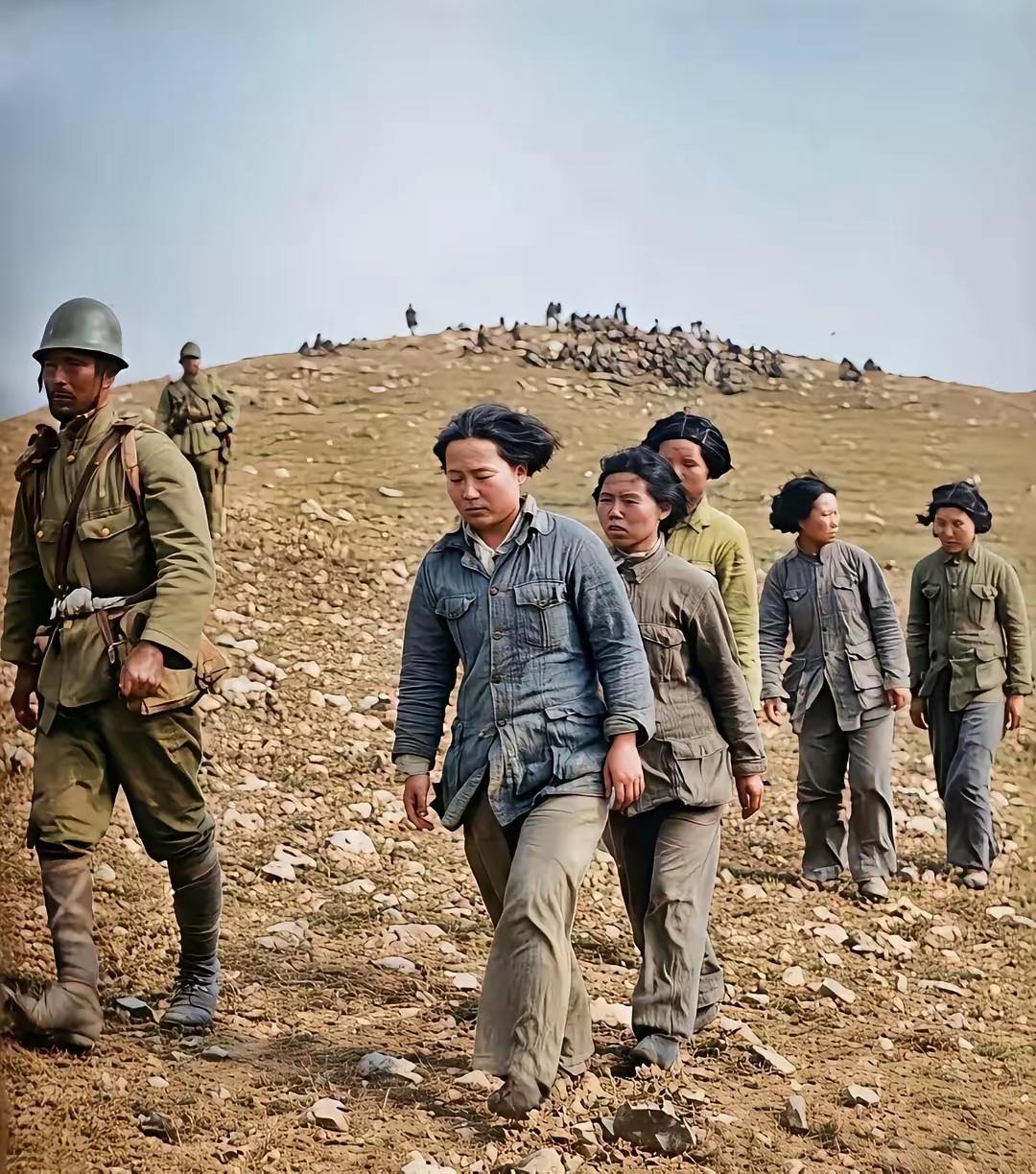 这张照片里的女兵是1938年徐州会战被俘的国民党后勤卫生女兵，并非新四军哦。尊重