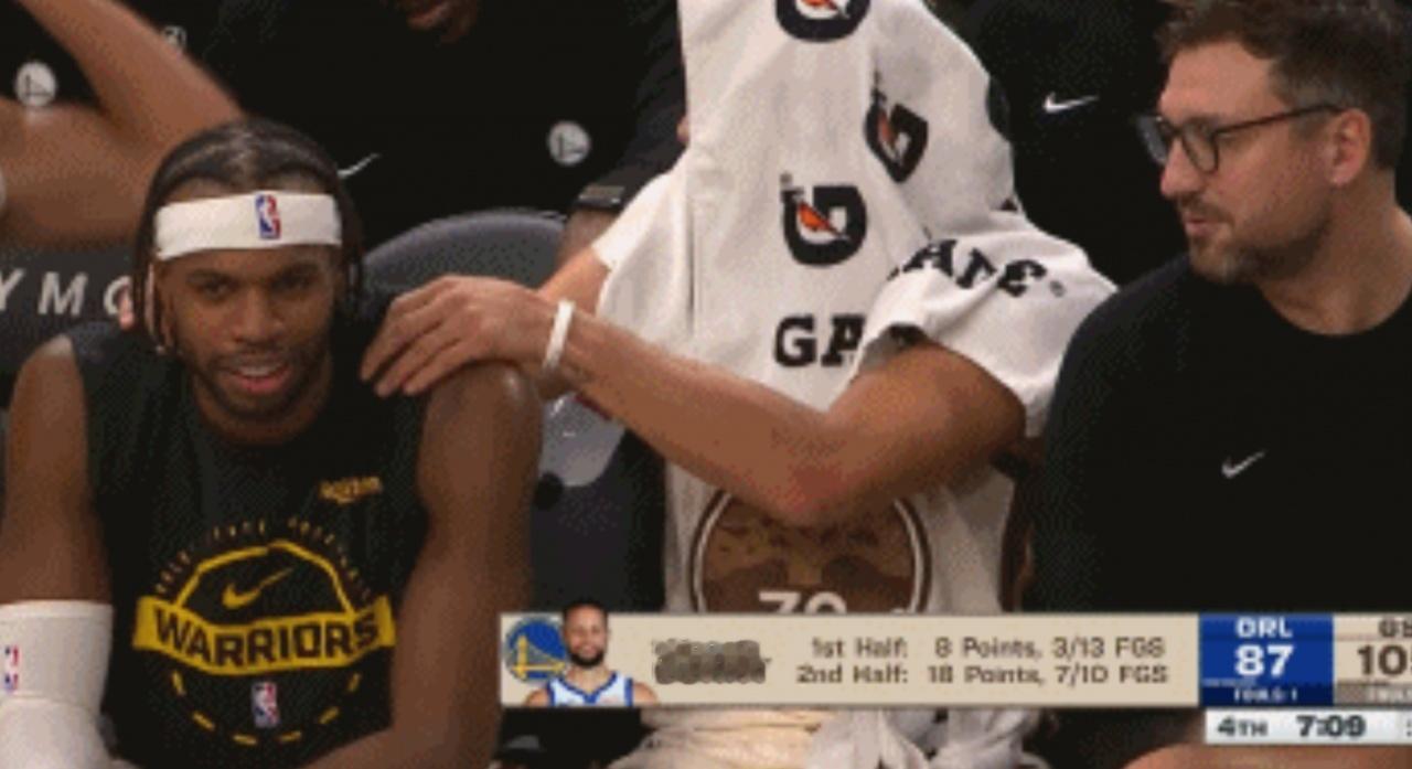 分不清大小王了是吧库里今天下场之后给被DNP的希尔德捏肩膀为希尔德末节的三分贡献