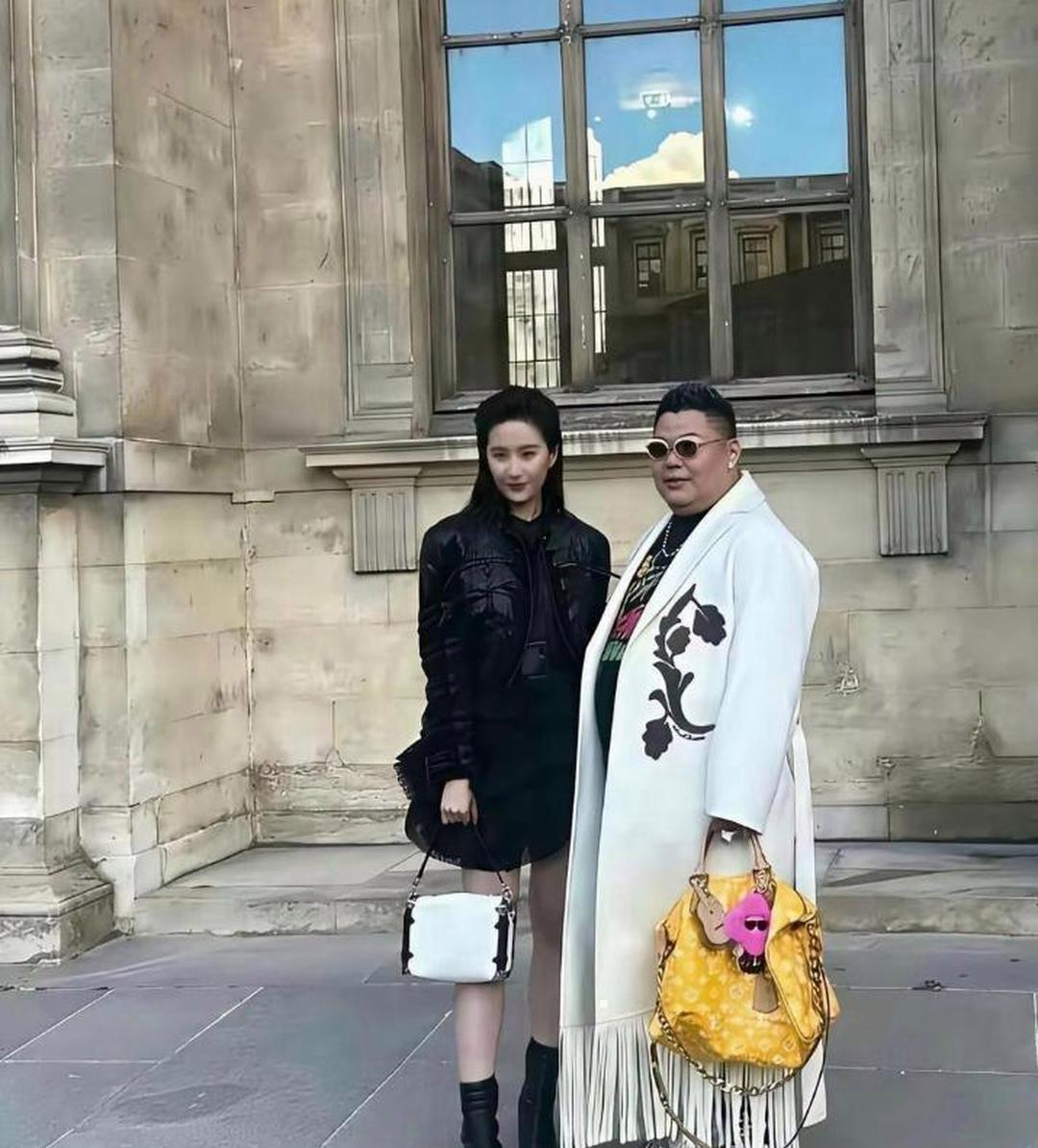 刘亦菲旁边的土豪提的lv包价值1200万，贫穷限制我的想象力，如果是我可能看不上