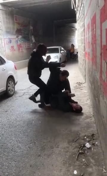 重庆，男子无端认为是邻居把药瓶扔在其家门口扎破其摩托车轮胎，与邻居发生争吵后，又