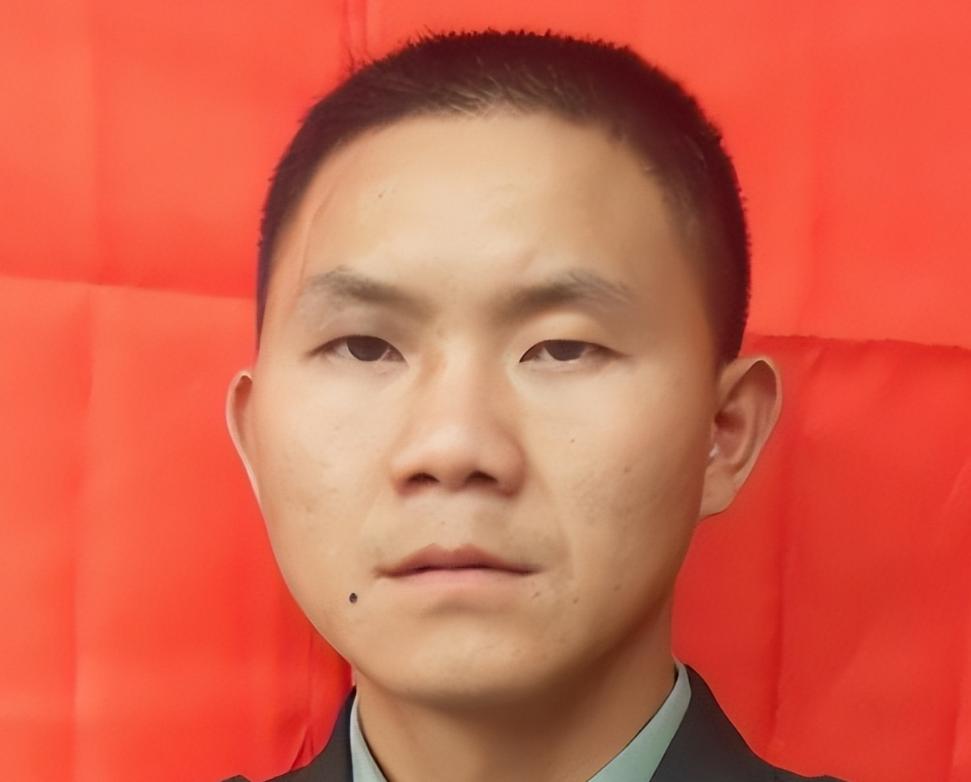2001年，从成都开往武昌的一辆火车上突然出现了76个持械歹徒。当时车上只有23