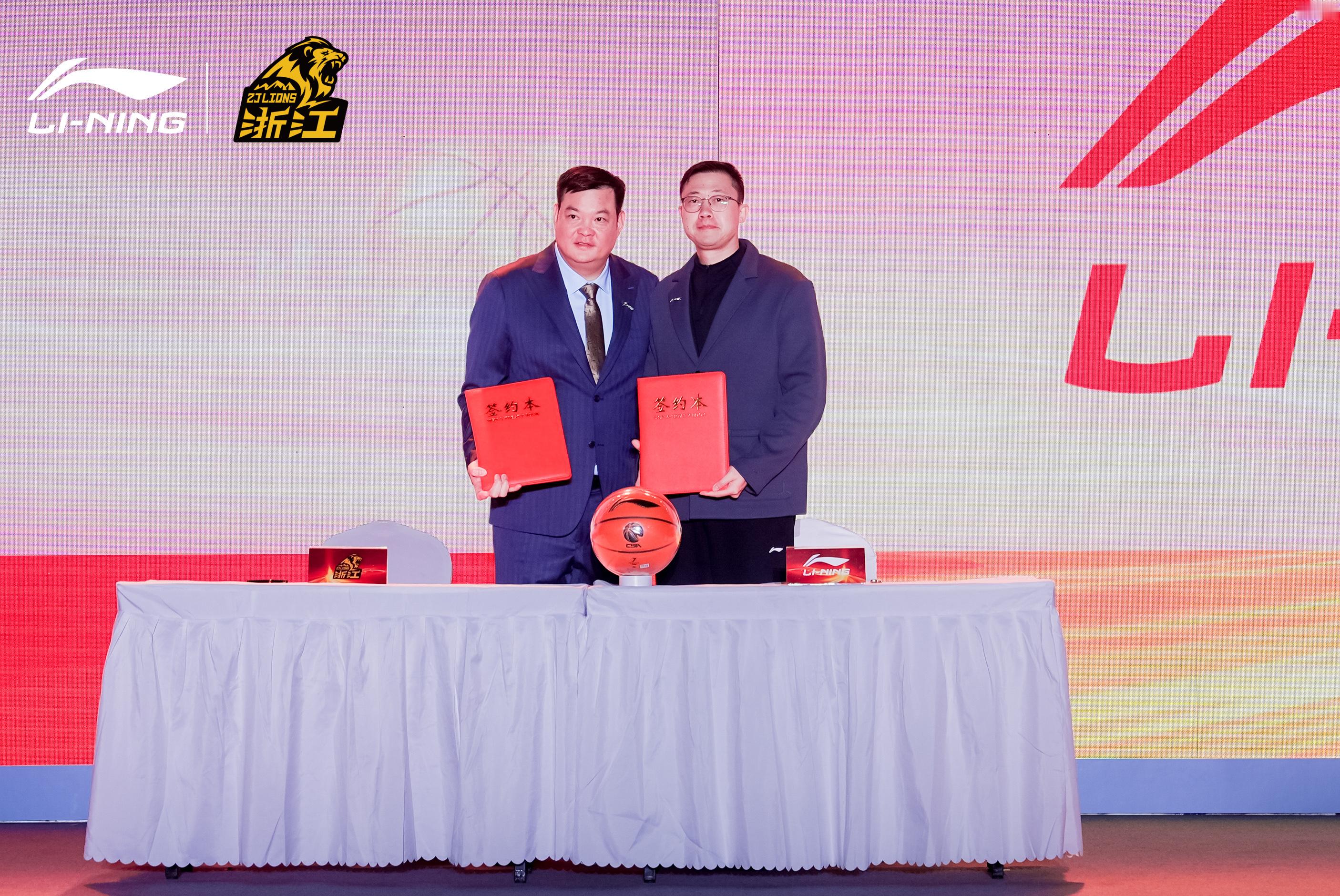 李宁篮球与广厦俱乐部达成战略合作，为广厦队打造了专属总冠军配色的驭帅20纪念配色