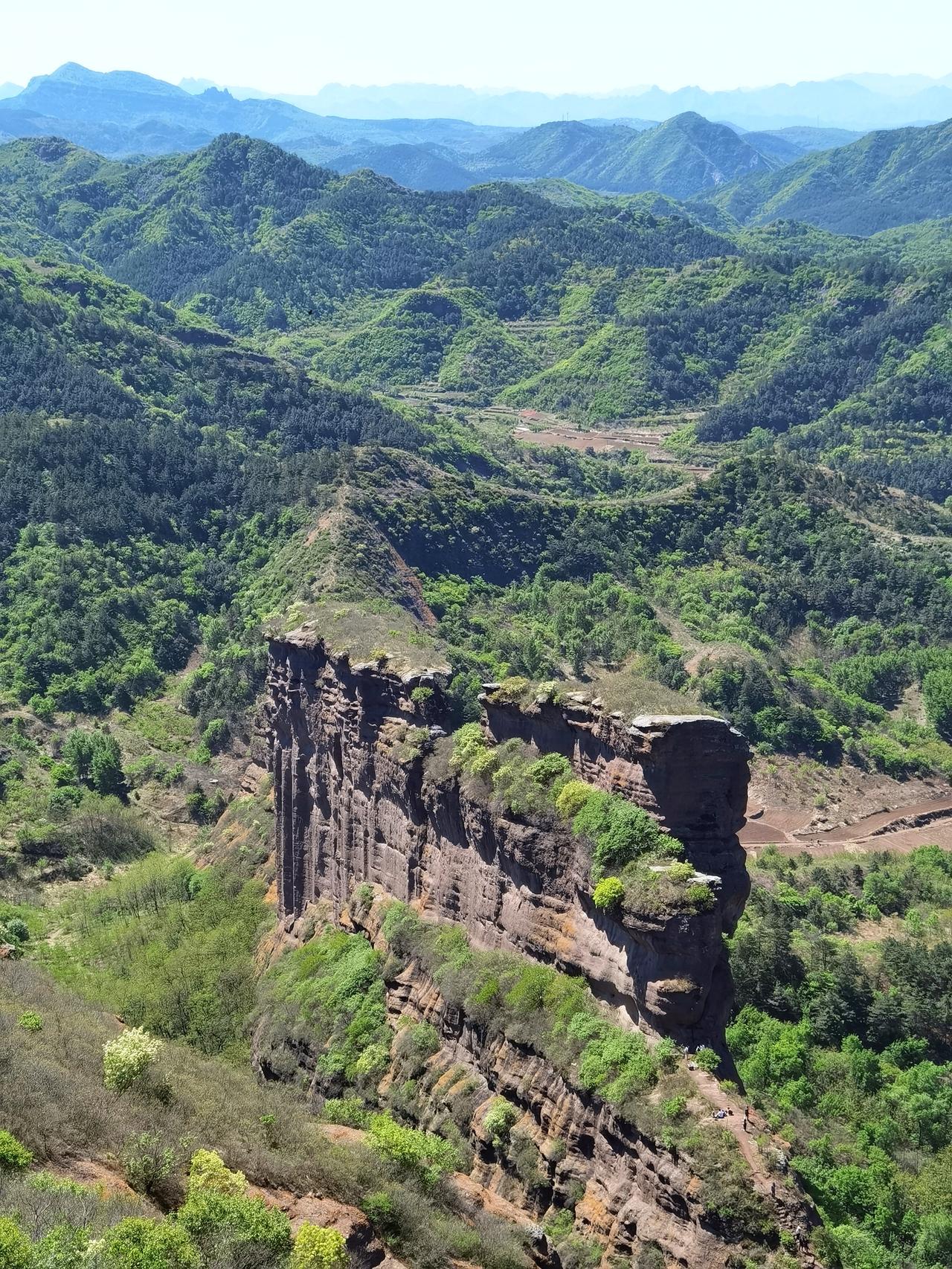 夹墙沟景区离承德主城区8公里，门票15元，一个看不到水泥的原生态国家地质公园。