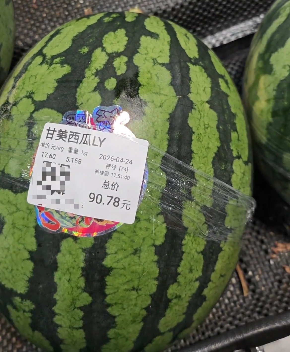 【贺州八步某超市一个西瓜90块钱】4月27日，网友分享：广西贺州八步某超市里看见