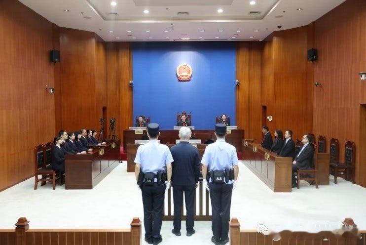许家印满头白发七律·叹恒大旧事寒乡奋迹起风尘，曾踞豪榜作富人。广厦连云铺盛景，高