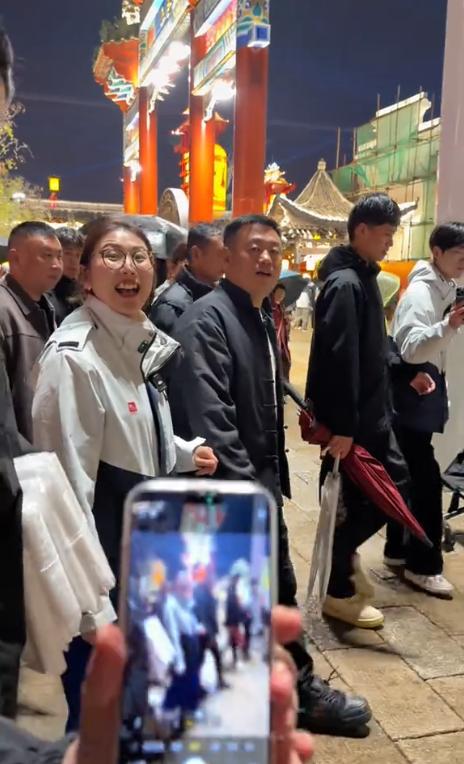 宋晓峰河北景区体验游行，6名工作人员围成一圈保护陪同，与游客亲密互动，没有一点架