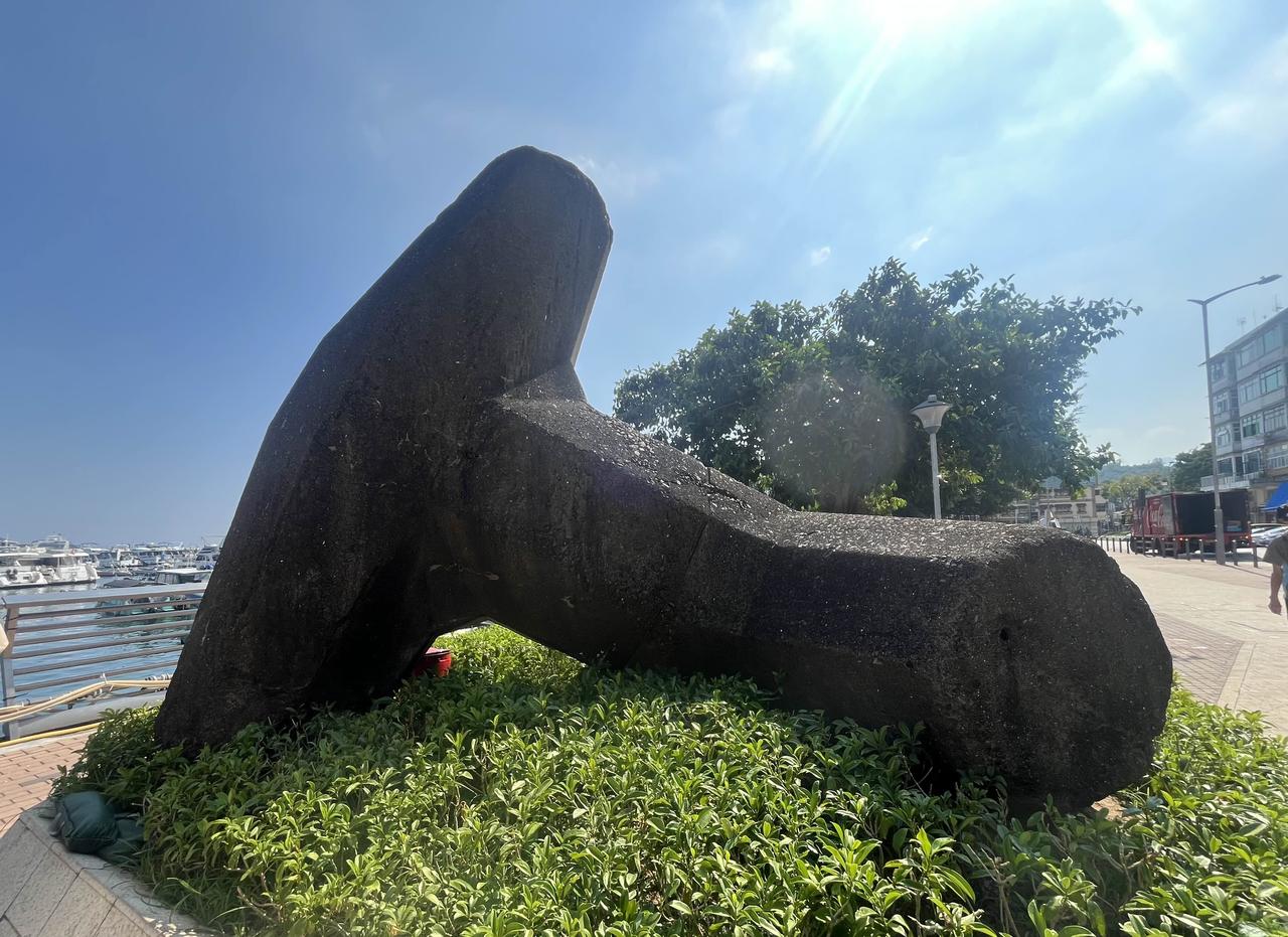 香港西贡海鲜街是游“人”品尝各种海鲜的好地方；人们走“入”此地，还可以欣赏海岸上