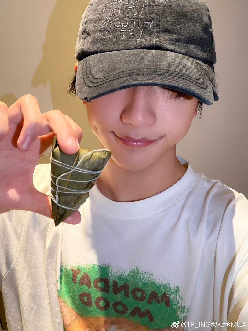 穆祉丞端午节营业啦！捧着粽子的少年元气满满穆祉丞泡泡