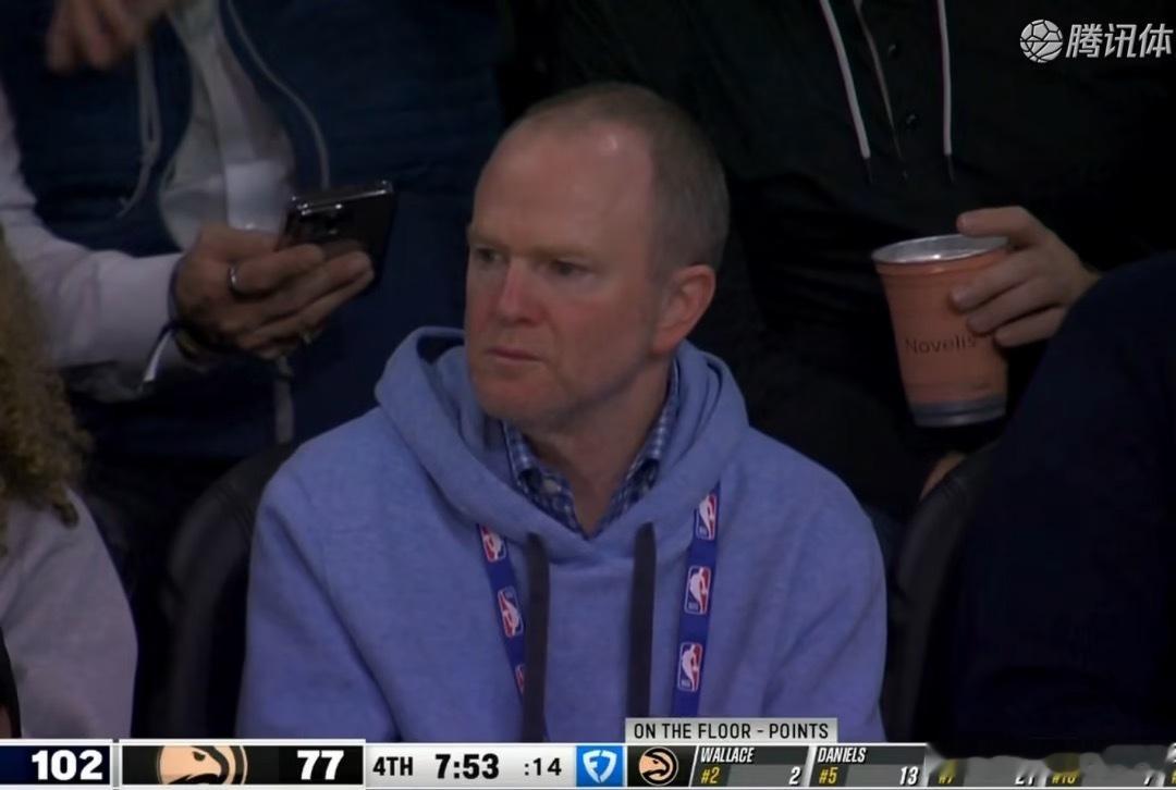 在总裁弗兰克坐在场边亲自督战的情况下，快船终于是赢球了，客场大胜老鹰终结5连败送