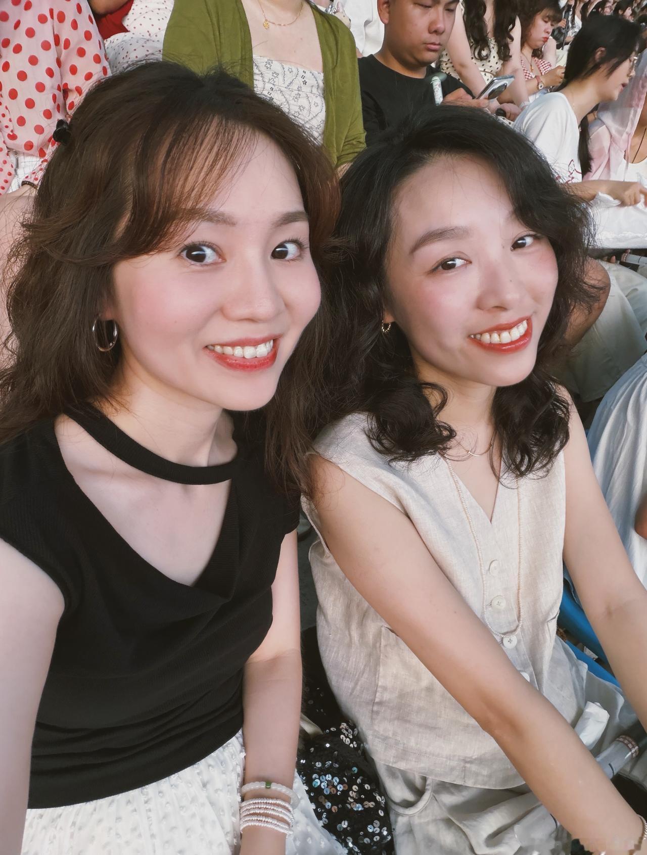 薛之谦超话 
第一次全副武装看演唱会
两个人晒得瓜兮了
回家翻到两个人狼狈的照片