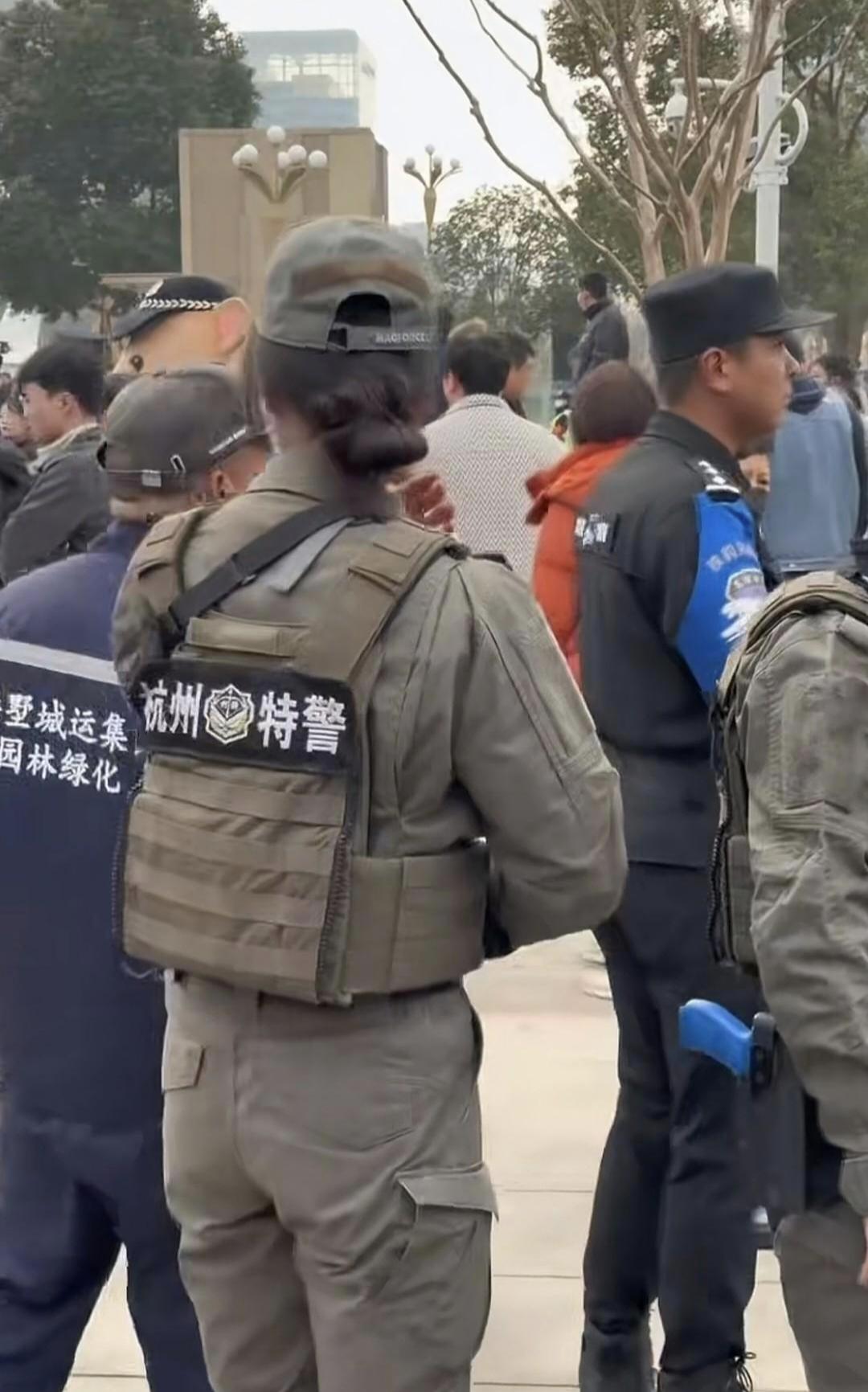 灰色的特警战训服，这个颜色的服装我还是第一次见到，这位身穿战训服，手握钢枪的小姐