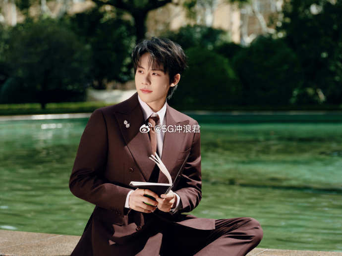 周奇 脸颊痣 周奇这颗脸颊痣太加分了，俊逸温润少年感全被它衬托出来，点睛之笔实锤