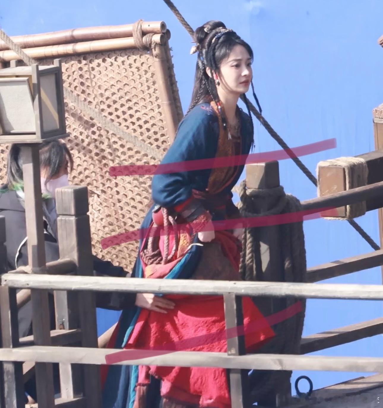 周洁琼在《白衣公卿》里的造型还蛮好看的，很古早剧的发型。 