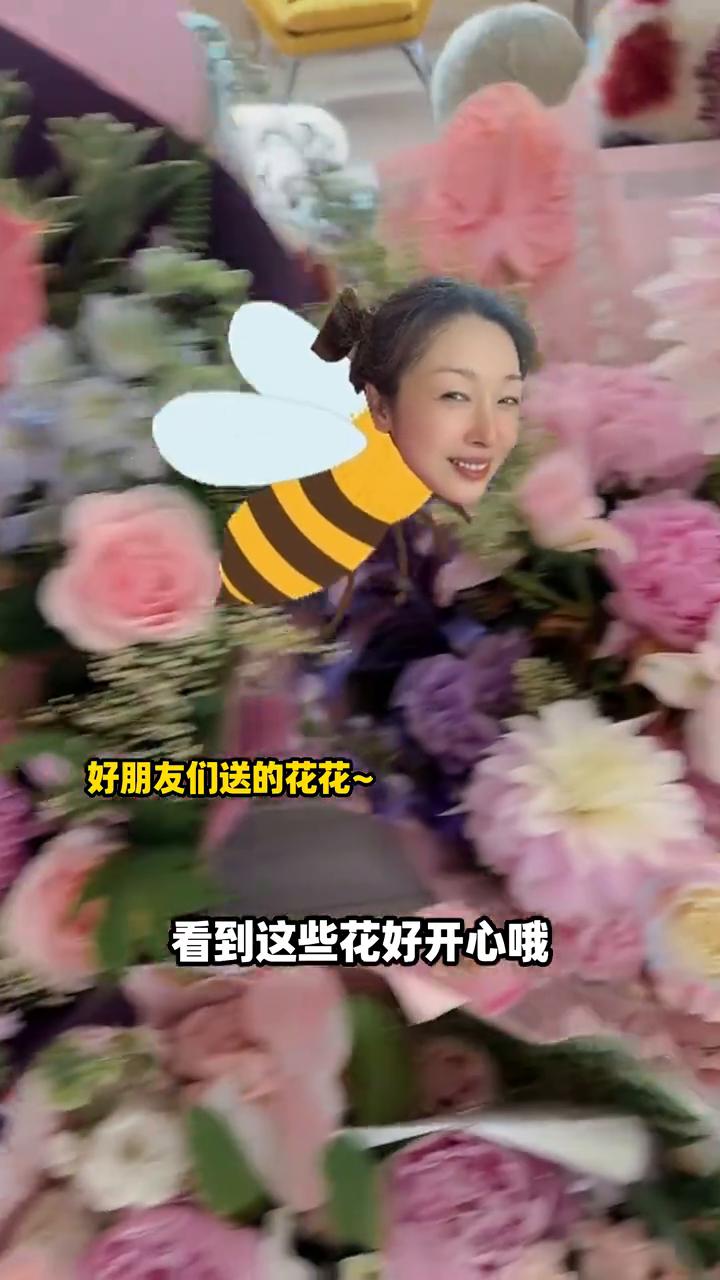 看到这些花的好开心。五十四岁生日啦，说生日快乐。每年过生日我妈都要给我煮个鸡蛋在