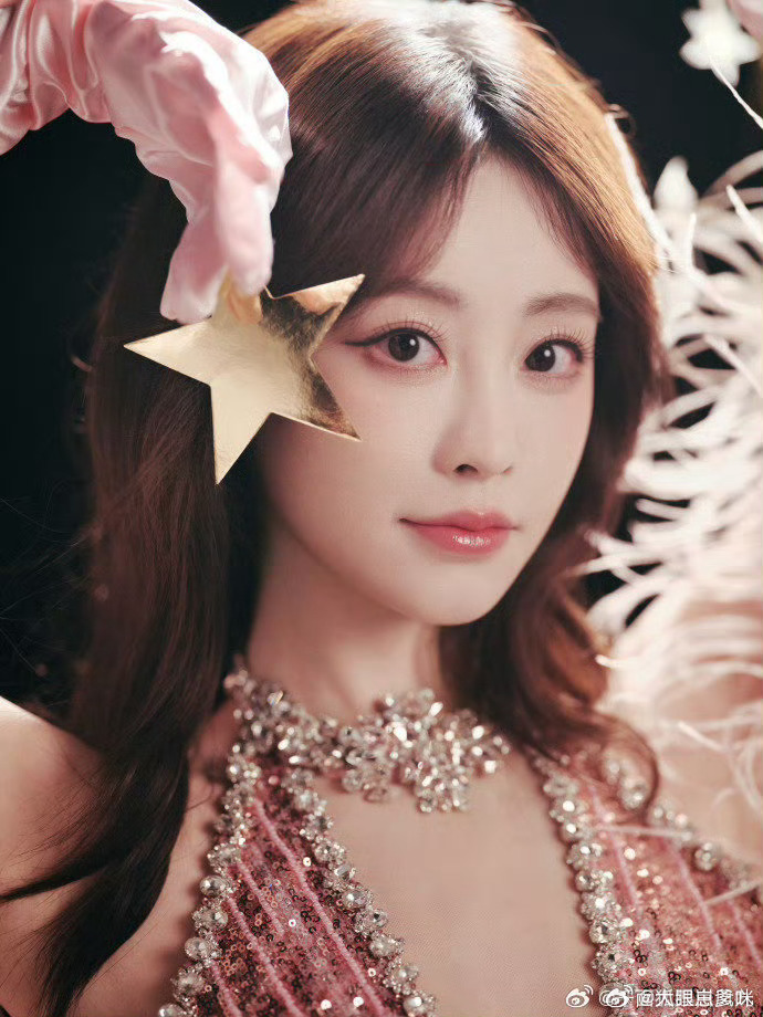 祝绪丹 粉钻人鱼姬粉钻缀身灵动闪耀，祝绪丹化身人鱼姬惊艳全场，每一帧都是神图，美
