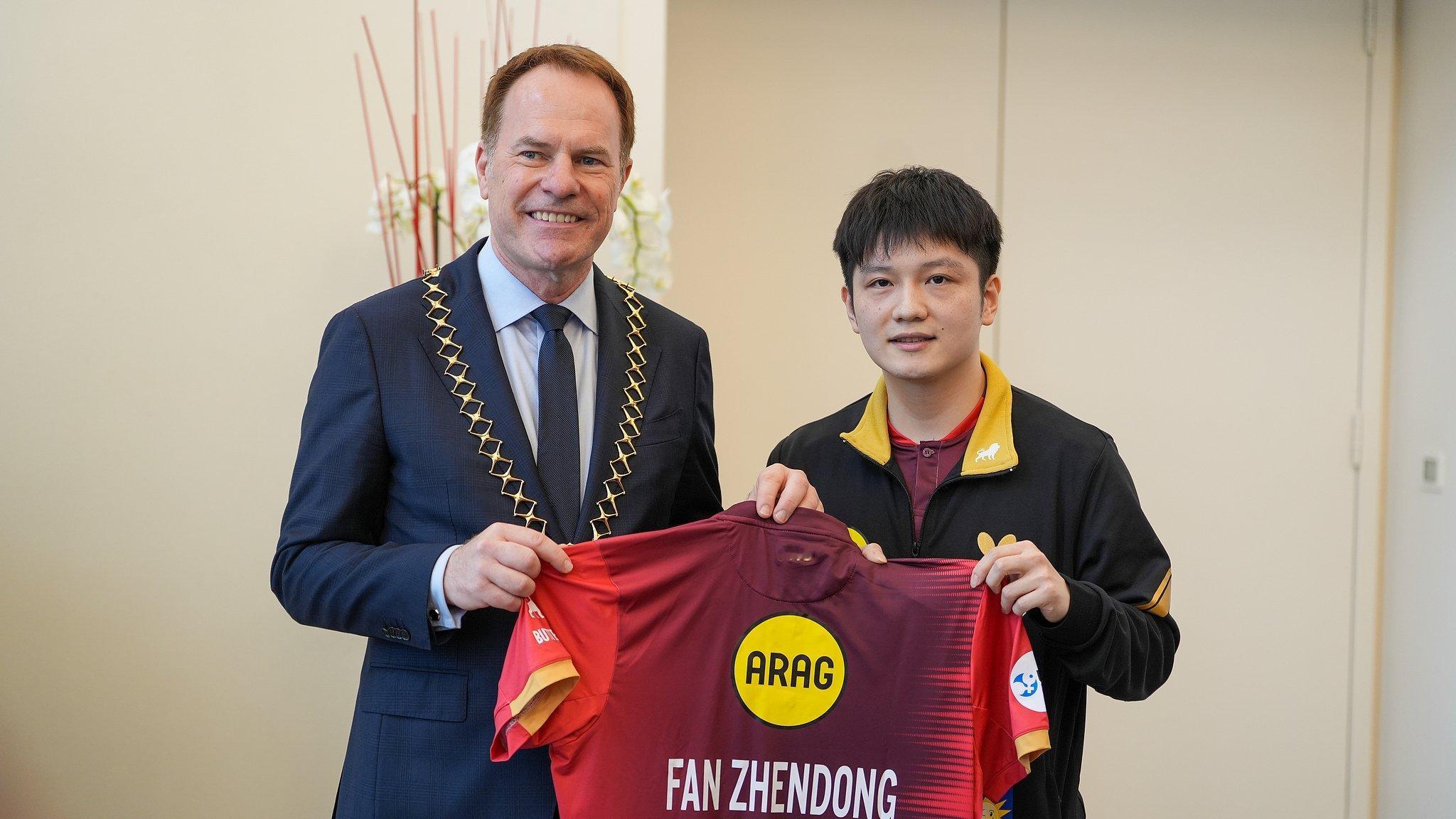 樊振东亮相杜塞尔多夫。杜塞尔多夫是德国人口第七大城市，可惜，杜塞尔多夫足球俱乐部