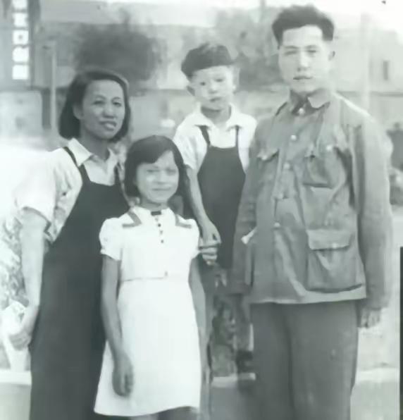 1980年，作家周扬回乡探亲，顺便去看看前妻吴淑媛的墓，不曾想，半路突然雷雨倾盆